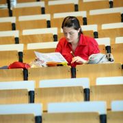 Viele Studenten fühlen sich gerade zu Beginn ihrer akademischen Laufbahn allein gelassen. Viele Studenten fühlen sich gerade zu Beginn ihrer akademischen Laufbahn allein gelassen.
