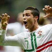 Superstar und Glamourboy: Cristiano Ronaldo schießt Portugal ins Halbfinale der EM und jubelt auf seine ganz spezielle Art. Superstar und Glamourboy: Cristiano Ronaldo schießt Portugal ins Halbfinale der EM und jubelt auf seine ganz spezielle Art.