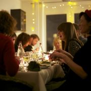 Völlig fremde Menschen lernen sich kennen, essen gemeinsam und tauschen sich aus - das ist die Idee der privaten Supperclubs. Völlig fremde Menschen lernen sich kennen, essen gemeinsam und tauschen sich aus - das ist die Idee der privaten Supperclubs.