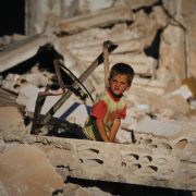Syrische Kinder werden von beiden Kriegsparteien missbraucht, berichten die Vereinten Nationen. Syrische Kinder werden von beiden Kriegsparteien missbraucht, berichten die Vereinten Nationen.