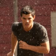 Eine geschätzte Sekunde nach dieser Einstellung wird sich Taylor Lautners Werwolf Jakob rollentypisch seines T-Shirts entledigt haben. Eine geschätzte Sekunde nach dieser Einstellung wird sich Taylor Lautners Werwolf Jakob rollentypisch seines T-Shirts entledigt haben.