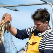 In vier Spezialfolgen stellt Fernsehkoch Tim Mälzer sein kulinarisches Mallorca vor. Dafür wirft er auf einem Fischkutter sogar selbst die Netze aus. In vier Spezialfolgen stellt Fernsehkoch Tim Mälzer sein kulinarisches Mallorca vor. Dafür wirft er auf einem Fischkutter sogar selbst die Netze aus.