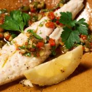 Zum Auftakt von Tim Mälzer kocht! auf Mallorca gibt es gegrillten Fisch mit Gemüse. Zum Auftakt von Tim Mälzer kocht! auf Mallorca gibt es gegrillten Fisch mit Gemüse.
