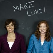 Tina Bremer-Olszewski (rechts) und Ann-Marlene Henning räumen in ihrem Buch Make Love auch mit den Pornolügen auf. Tina Bremer-Olszewski (rechts) und Ann-Marlene Henning räumen in ihrem Buch Make Love auch mit den Pornolügen auf.