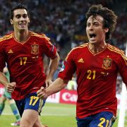 Torschütze zum 1:0: David Silva eröffnete den Torreigen der Spanier, Alvaro Arbeloa freut sich mit. Torschütze zum 1:0: David Silva eröffnete den Torreigen der Spanier, Alvaro Arbeloa freut sich mit.