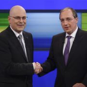 Beim TV-Duell lieferten sich die Spitzenkandidaten in Schleswig-Holstein, Torsten Albig (SPD, links) und Jost de Jager (CDU), wie auch in den Umfragen ein Kopf-an-Kopf-Rennen. Beim TV-Duell lieferten sich die Spitzenkandidaten in Schleswig-Holstein, Torsten Albig (SPD, links) und Jost de Jager (CDU), wie auch in den Umfragen ein Kopf-an-Kopf-Rennen.
