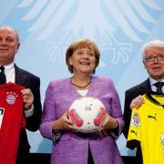 Uli Hoeneß, Bundeskanzlerin Angela Merkel und Reinhard Rauball (von links) bei der Pressekonferenz in Berlin. Uli Hoeneß, Bundeskanzlerin Angela Merkel und Reinhard Rauball (von links) bei der Pressekonferenz in Berlin.