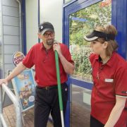 Andreas Bork ist Manager bei Burger King. Für Undercover Boss schlüpfte er in die Rolle eines Hilfsarbeiters. Andreas Bork ist Manager bei Burger King. Für Undercover Boss schlüpfte er in die Rolle eines Hilfsarbeiters.
