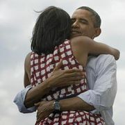 Unmittelbar nach der Entscheidung feierte Obama seinen Wahlsieg auf Twitter und Facebook. Unmittelbar nach der Entscheidung feierte Obama seinen Wahlsieg auf Twitter und Facebook.