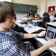 Die Zeit der Schulbücher könnte schon bald vorbei sein: Tablet-PCs halten Einzug in Deutschlands Klassenzimmer. Die Zeit der Schulbücher könnte schon bald vorbei sein: Tablet-PCs halten Einzug in Deutschlands Klassenzimmer.