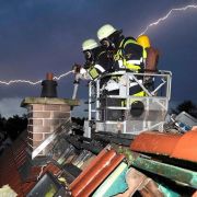 Unwetter und kein Ende: Feuerwehrleute löschen während eines Gewitters einen Dachstuhlbrand in München. Unwetter und kein Ende: Feuerwehrleute löschen während eines Gewitters einen Dachstuhlbrand in München.