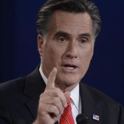 US-Präsidentschaftskandidat Romney nimmt Obama ins Visier - und zieht laut einer Umfrage an ihm vorbei. US-Präsidentschaftskandidat Romney nimmt Obama ins Visier - und zieht laut einer Umfrage an ihm vorbei.