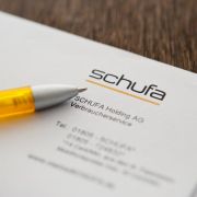 Verschuldete Verbraucher in Geldnöten lassen sich zu oft auf Angebote ein, in denen Geld ohne Bonitätsprüfung versprochen wird. Verschuldete Verbraucher in Geldnöten lassen sich zu oft auf Angebote ein, in denen Geld ohne Bonitätsprüfung versprochen wird.