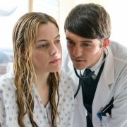Vertrauenswürdiger Halbgott in Weiß? Orlando Bloom und Riley Keough spielen in «The Good Doctor», Sie können den Film auf DVD gewinnen. Vertrauenswürdiger Halbgott in Weiß? Orlando Bloom und Riley Keough spielen in «The Good Doctor», Sie können den Film auf DVD gewinnen.