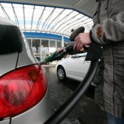 Via App oder Navi sollen die Spritpreise in Echtzeit beobachtet werden können. Doch hilft das wirklich beim günstigeren Tanken? Via App oder Navi sollen die Spritpreise in Echtzeit beobachtet werden können. Doch hilft das wirklich beim günstigeren Tanken?