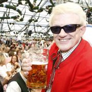 Volksmusiksänger Heino muss sein Rathaus-Café in Bad Münstereifel dichtmachen: Der Mietvertrag mit der Stadt ist ausgelaufen. Volksmusiksänger Heino muss sein Rathaus-Café in Bad Münstereifel dichtmachen: Der Mietvertrag mit der Stadt ist ausgelaufen.