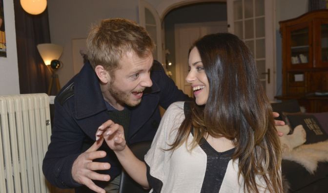 Voll verknallt! Zwischen Emily (Anne Menden) und Paul (Niklas Osterloh) fliegen die Funken.