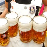 Volle Maßkrüge, eine Bedienung im Dirndl: Dinge, die zum Oktoberfest einfach dazugehören. Volle Maßkrüge, eine Bedienung im Dirndl: Dinge, die zum Oktoberfest einfach dazugehören.