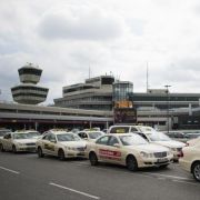 Vom Flughafen muss der Urlauber zum Hotel, doch der Transfer fällt aus. Dann muss der Reiseveranstalter das Taxi bezahlen. Vom Flughafen muss der Urlauber zum Hotel, doch der Transfer fällt aus. Dann muss der Reiseveranstalter das Taxi bezahlen.