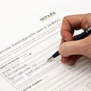 Auskunfteien wie die Schufa sammeln Informationen über die Zahlungsfähigkeit von Kunden, also zum Beispiel über Kredite, Bürgschaften, Bank- und Mobilfunkkonten. Auskunfteien wie die Schufa sammeln Informationen über die Zahlungsfähigkeit von Kunden, also zum Beispiel über Kredite, Bürgschaften, Bank- und Mobilfunkkonten.