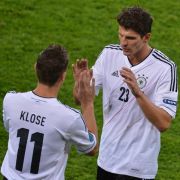 Wachablösung: Angeblich soll Miroslav Klose für Mario Gomez gegen Griechenland in der Startelf stehen. Wachablösung: Angeblich soll Miroslav Klose für Mario Gomez gegen Griechenland in der Startelf stehen.