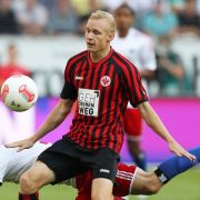 Während die anderen Klubs gegen die Eintracht stolpern, bleibt Sebastian Rode aufrecht: der Eintracht-Jungstar beim Sieg gegen den HSV gegen Milan Badelj. Während die anderen Klubs gegen die Eintracht stolpern, bleibt Sebastian Rode aufrecht: der Eintracht-Jungstar beim Sieg gegen den HSV gegen Milan Badelj.