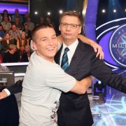 Was für ein Paar: Aaron Troschke freut sich über seinen Gewinn bei Günther Jauch. Was für ein Paar: Aaron Troschke freut sich über seinen Gewinn bei Günther Jauch.