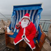 Was dieser Weihnachtsmann am Ostseestrand wohl vom Wetter hält? Und hat er gleich Sandäcke vor der Sturmfluten mitgebracht? Was dieser Weihnachtsmann am Ostseestrand wohl vom Wetter hält? Und hat er gleich Sandäcke vor der Sturmfluten mitgebracht?