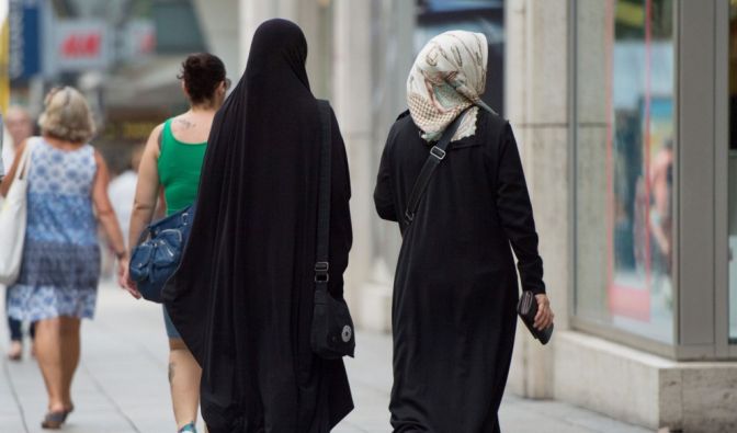Weil eine muslimische Pflegehelferin keine männlichen Patienten waschen wollte, hat ihr Arbeitgeber sie entlassen.