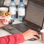 Wenn nur noch online zählt: Mit 1,0 Prozent ist der Anteil an Internetsüchtigen bei Männern mehr als doppelt so hoch wie bei Frauen (0,4 Prozent). Wenn nur noch online zählt: Mit 1,0 Prozent ist der Anteil an Internetsüchtigen bei Männern mehr als doppelt so hoch wie bei Frauen (0,4 Prozent).
