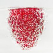 Wer eine echte Fruchtnote in seinem Wasser will, sollte das Erfrischungsgetränk am besten selbst zubereiten - mit Saft aus frischem Obst. Wer eine echte Fruchtnote in seinem Wasser will, sollte das Erfrischungsgetränk am besten selbst zubereiten - mit Saft aus frischem Obst.