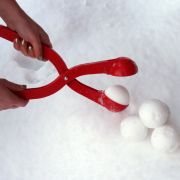 Wer perfekt geformte Schneebälle möchte, braucht dafür nicht mehr seine Hände quälen. Wer perfekt geformte Schneebälle möchte, braucht dafür nicht mehr seine Hände quälen.