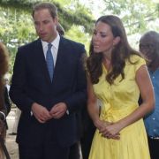 William und Kate lassen sich den Stress um die Gerichtsentscheidung bei ihrer Asienreise nicht anmerken. William und Kate lassen sich den Stress um die Gerichtsentscheidung bei ihrer Asienreise nicht anmerken.