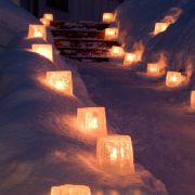 Windlichter aus Eis statt aus Glas bringen tolle Akzente in den winterlichen Garten. Windlichter aus Eis statt aus Glas bringen tolle Akzente in den winterlichen Garten.