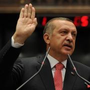 «Wir werden auf alle Gesetzesverletzungen an unseren Grenzen reagieren», hatte der türkische Ministerpräsident Recep Tayyip Erdogan gewarnt. «Wir werden auf alle Gesetzesverletzungen an unseren Grenzen reagieren», hatte der türkische Ministerpräsident Recep Tayyip Erdogan gewarnt.