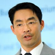 Wirtschaftsminister Rösler gerät nach seiner umstrittenen Griechenland-Aussage immer mehr unter Druck. Wirtschaftsminister Rösler gerät nach seiner umstrittenen Griechenland-Aussage immer mehr unter Druck.