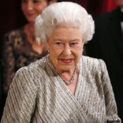 Zwei australische Journalisten gaben sich als Queen Elizabeth II und Prinz Charles aus, um telefonisch Neues von Herzogin Kate zu erfahren. Zwei australische Journalisten gaben sich als Queen Elizabeth II und Prinz Charles aus, um telefonisch Neues von Herzogin Kate zu erfahren.