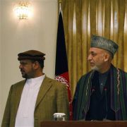 Zweifelhafte Freunde: Afghanistans Präsident Karzai mit den Vizepräsidenten Fahim und Khalili. Zweifelhafte Freunde: Afghanistans Präsident Karzai mit den Vizepräsidenten Fahim und Khalili.