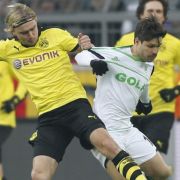 Zweikampf der Fußballkulturen: BVB-Verteidiger Marcel Schmelzer versus VfL-Zauberer Diego. Zweikampf der Fußballkulturen: BVB-Verteidiger Marcel Schmelzer versus VfL-Zauberer Diego.