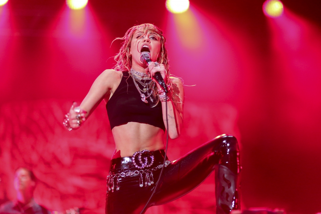 Miley Cyrus Busen Beben Auf Der B Hne Das Bleibt Unvergessen News De