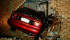 Ganz knapp ist der Besitzer dieses Hauses im australischen Melbourne einem Unglück entgangen. Als am späten Abend ein Auto die Mauer seines Schlafzimmers durchbrach und eine Verwüstung anrichtete, war er im Nebenzimmer gerade dabei, sich bettfertig zu machen.   Foto: dapd