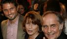 Schauspielerfamilie: Simon Verhoeven und seine Eltern, Schauspielerin Senta Berger und Regisseur Michael Verhoeven. Für den 37-Jährigen ist es kein Fluch, der Sohn so berühmter Eltern zu sein. Durch meine Eltern habe ich schon früh erfahren, dass Film vor allem Handwerk und Arbeit ist  und eben nicht nur nett lächeln und über den roten Teppich laufen, sagt er. Foto: ddp