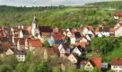 Blick vom Johannisberg auf das kleine Städtchen Creglingen. Touristischer Anziehungspunkt der Stadt an der Tauber ist ein Marienaltar des berühmten Bildschnitzers Tilman Riemenschneider. Foto: Touristikgemeinschaft Liebliches Taubertal