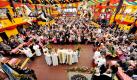 Heiliges im Reich der Sünde: Wo sonst es sonst heißt «Saufen, raufen, flirten» fand heute ein Gottesdienst statt. Im Hippodromzelt auf dem Münchner Oktoberfest findet alljährlich der Gottesdienst im Gedenken an alle verstorbenen Schausteller, Marktleute und Wiesn-Wirte statt.  Foto: dpa