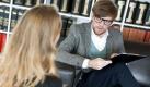 Miteinander eine Lösung finden: Im Gegensatz zur Psychoanalyse gibt der Therapeut bei der tiefenpsychologisch fundierten Psychotherapie konkrete Ratschläge. (Bild: Brichta) Foto: dpa