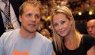 Der Comedian Oliver Pocher und seine Freundin Sandy Meyer-Wölden sind zu Gast in der Max-Schmeling-Halle in Berlin und warten auf den Hauptkampf der Mittelgewichts-Boxer (Archivfoto vom 27.06.2009). Pocher (31) und Meyer-Wölden (26) erwarten gemeinsamen Nachwuchs. Das melden übereinstimmend die «Bild»-Zeitung und die Zeitschrift «Bunte». Das Management der Ex-Verlobten von Boris Becker und des Moderators und Comedians bestätigte den Blättern: «Es stimmt. Sandy und Oliver erwarten ein Baby. Foto: dpa