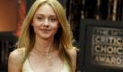 Die Promi-Geburtstage vom 23. Februar 2011: Dakota Fanning
Vorspann: 	
Text: 	

Hamburg (dpa) - Sie gilt zwar immer noch als Jungschauspielerin, aber ihre Filmografie spricht eine andere Sprache. Dakota Fanning ist, wenn man es denn so sagen darf, in Hollywood längst ein alter Hase.

Ihren Durchbruch feierte sie 2001 in dem Drama «I Am Sam» an der Seite von Sean Penn und Michelle Pfeiffer. Davor war die talentierte Göre aus Georgia bereist in etlichen TV-Produktionen zu sehen gewesen. Heute feiert Dakota Fanning ihren 17. Geburtstag.

Zuletzt konnte man Dakota Fanning beim Erwachsenwerden beobachten. In «The Runaways» spielt sie keinen unbedarften Teenager, sondern eine Rockerbraut, der Film erzählt die Geschichte der 70er-Jahre-Punkband «The Runaways», und Co-Star war niemand Geringeres als «Twilight»-Actrice Kristen Stewart. Die beiden kennen sich, schließlich ist Fanning seit dem zweiten Teil von «Twilight» mit dabei - als böse Vampirin Jane.

Natürlich will die erstaunlich professionelle Fanning von ihrem Liebes-Mädchen-Image weg, das in einem Film wie die «Bienenzüchterin» (2008) noch süßlich von der Leinwand tropfte. Die Chancen stehen nicht schlecht, ihr nächster, für 2012 angekündigter Streifen «The Motel Life» spielt im Arbeitermilieu, ein knallhartes Drama. Eine Fanning kommt übrigens selten allein, Dakotas jüngere Schwester Elle ist auch Schauspielerin, und ja, auch sie hat schon jede Menge Filme gedreht. Ganz praktisch, in «Ich bin Sam» und «Taken» spielte Elle die jüngere Version ihrer Schwester.

NAME Foto: dpa