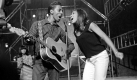 ... feiert mit Hits wie A Fool For Love und River Deep, Mountain High Riesenerfolge, die Ehe aber scheitert aufgrund von Gewalt und Drogen. 2007 stirbt Ike Turner im Alter von 76 Jahren in seinem Haus in San Diego. Foto: dpa