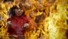 Worshippers light incense at the Yonghe Gong (Lama Temple) on the first day of the Chinese New Year in Beijing, China, on Sunday Feb. 14, 2010. Millions of Chinese celebrates the Lunar New Year of Tiger that began on Sunday. (AP Photo/Vincent Thian) Foto: ap