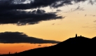 Wolken lösen sich zum Sonnenaufgang über dem 81 Meter hohen Kyffhäuserdenkmal an der Grenze zwischen Sachsen-Anhalt und Thüringen auf. Das Denkmal wurde in den Jahren 1890 bis 1896 errichtet. Foto: dpa